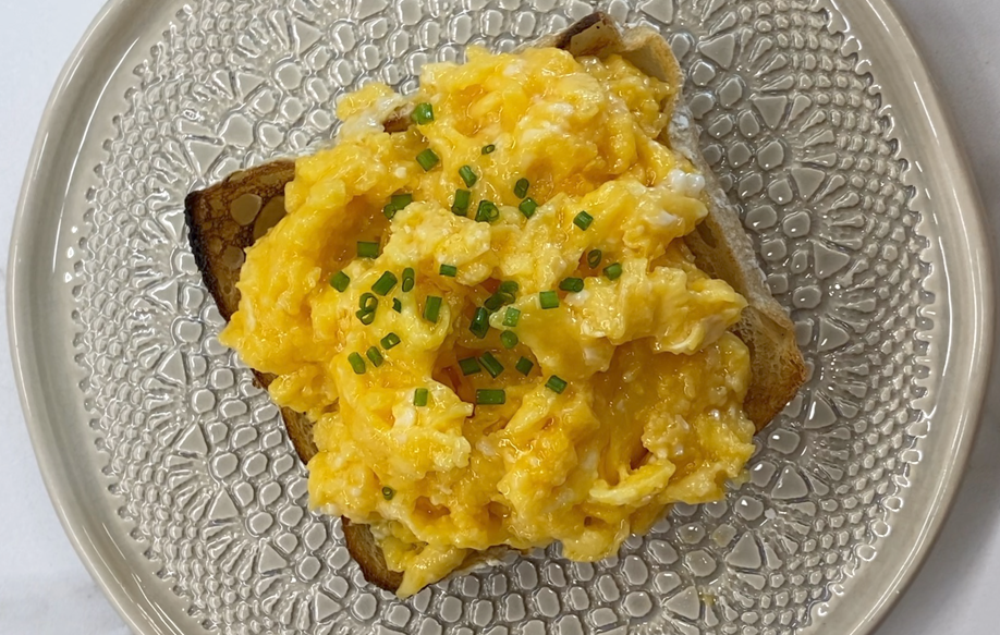 Huevos revueltos cremosos en wok cerámico Fissler. Receta fácil para desayuno, brunch o cena rápida