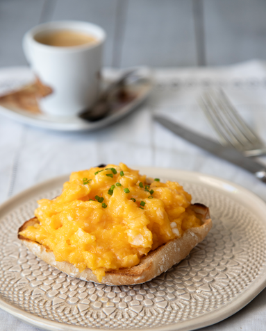 Huevos revueltos cremosos en wok cerámico Fissler. Receta fácil para desayuno, brunch o cena rápida