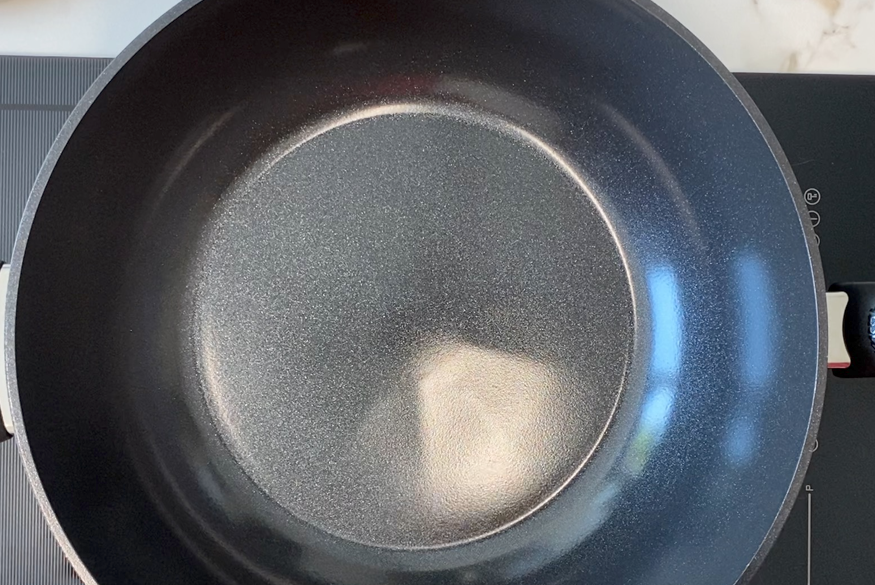 Huevos revueltos cremosos en wok cerámico Fissler. Receta fácil para desayuno, brunch o cena rápida