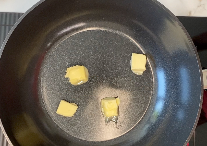 Huevos revueltos cremosos en wok cerámico Fissler. Receta fácil para desayuno, brunch o cena rápida