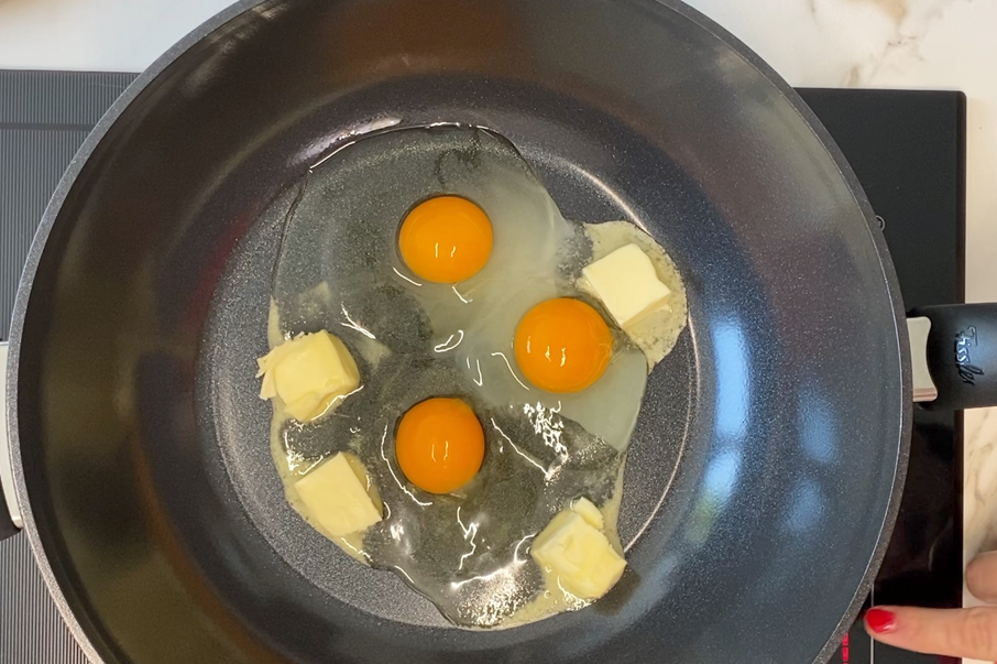 Huevos revueltos cremosos en wok cerámico Fissler. Receta fácil para desayuno, brunch o cena rápida
