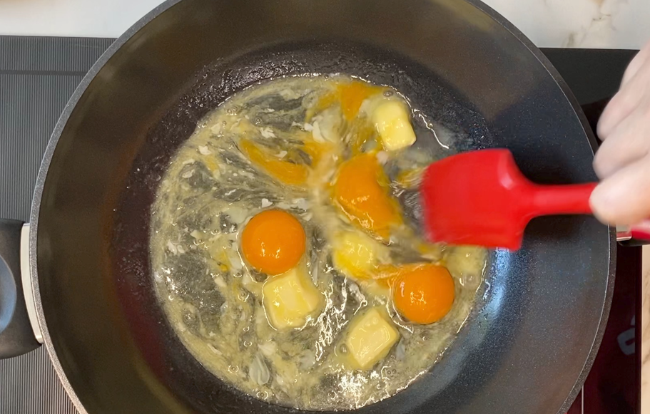 Huevos revueltos cremosos en wok cerámico Fissler. Receta fácil para desayuno, brunch o cena rápida