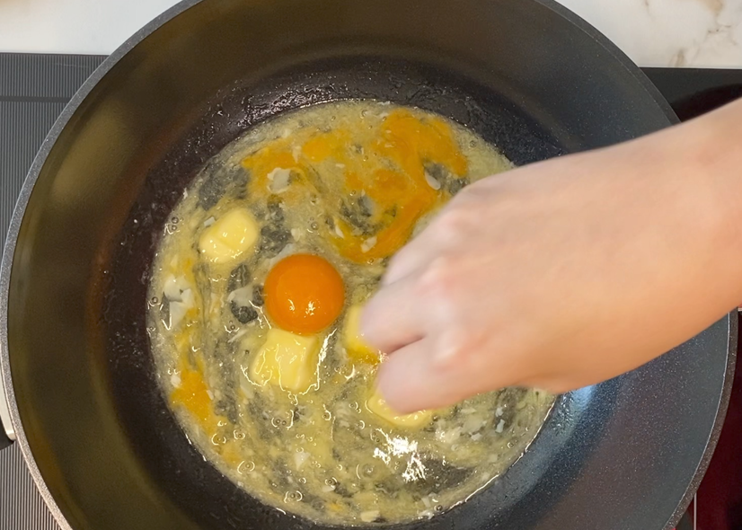 Huevos revueltos cremosos en wok cerámico Fissler. Receta fácil para desayuno, brunch o cena rápida