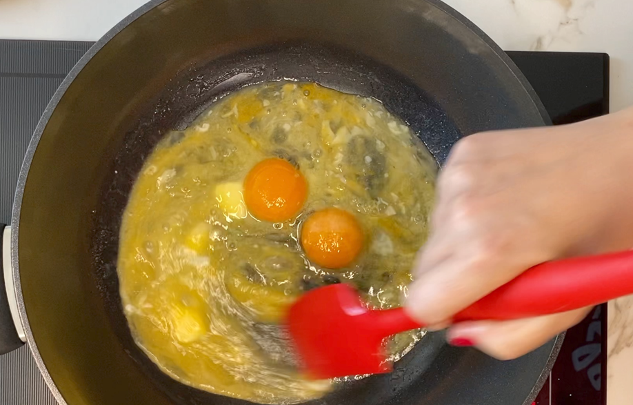 Huevos revueltos cremosos en wok cerámico Fissler. Receta fácil para desayuno, brunch o cena rápida