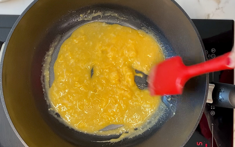 Huevos revueltos cremosos en wok cerámico Fissler. Receta fácil para desayuno, brunch o cena rápida