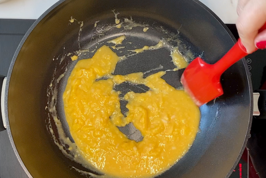 Huevos revueltos cremosos en wok cerámico Fissler. Receta fácil para desayuno, brunch o cena rápida