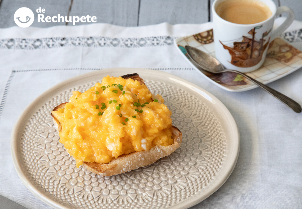 Huevos revueltos cremosos. Receta fácil para desayuno, brunch o cena rápida