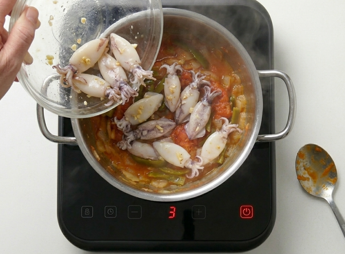 Maganos encebollados, una cazuela cántabra con calamar pequeño