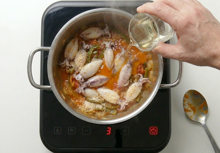 Maganos encebollados, una cazuela cántabra con calamar pequeño