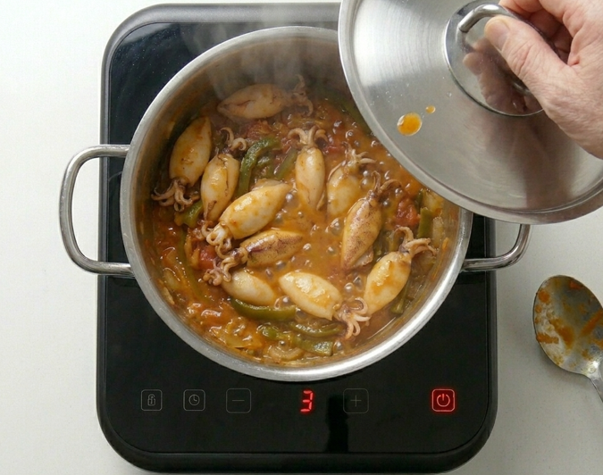 Maganos encebollados, una cazuela cántabra con calamar pequeño