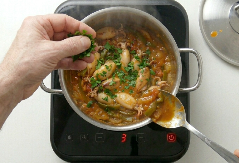 Maganos encebollados, una cazuela cántabra con calamar pequeño