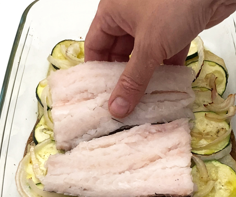 Merluza con verduras al horno: receta fácil, ligera y perfecta para el día a día
