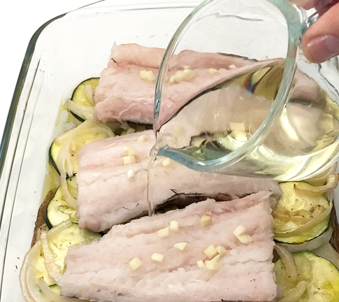 Merluza con verduras al horno: receta fácil, ligera y perfecta para el día a día
