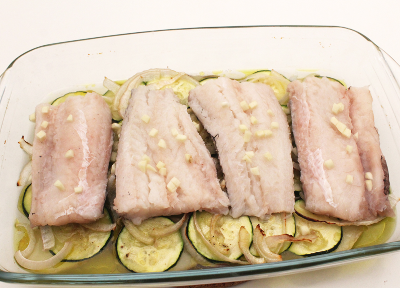 Merluza con verduras al horno: receta fácil, ligera y perfecta para el día a día