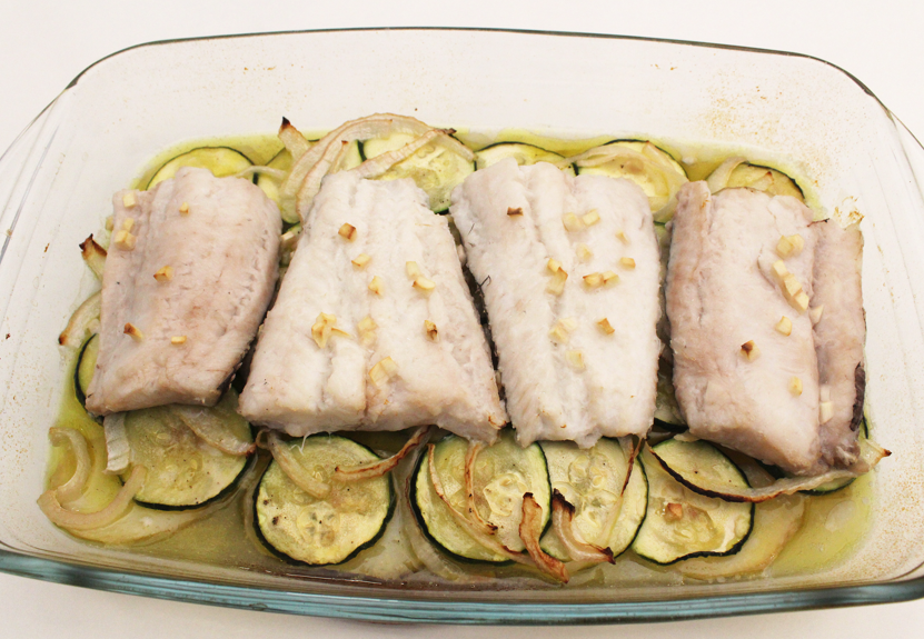 Merluza con verduras al horno: receta fácil, ligera y perfecta para el día a día