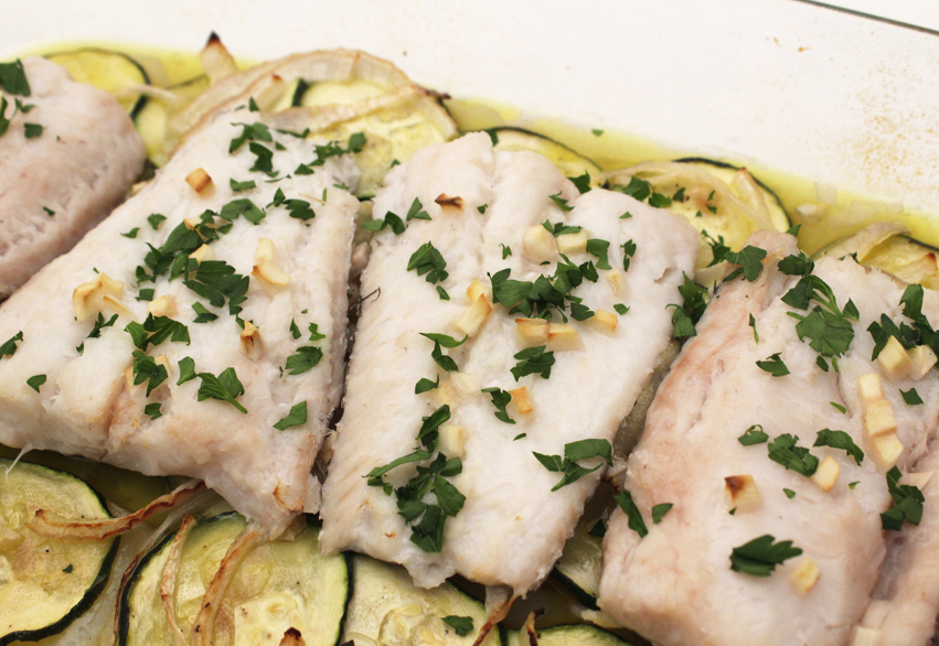 Merluza con verduras al horno: receta fácil, ligera y perfecta para el día a día