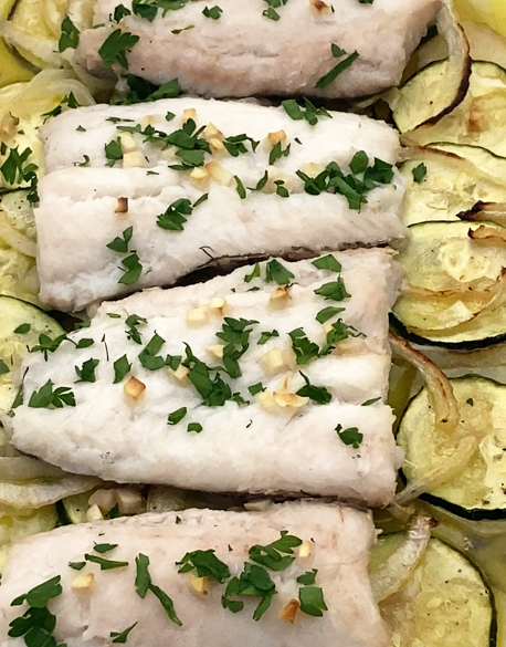 Merluza con verduras al horno: receta fácil, ligera y perfecta para el día a día