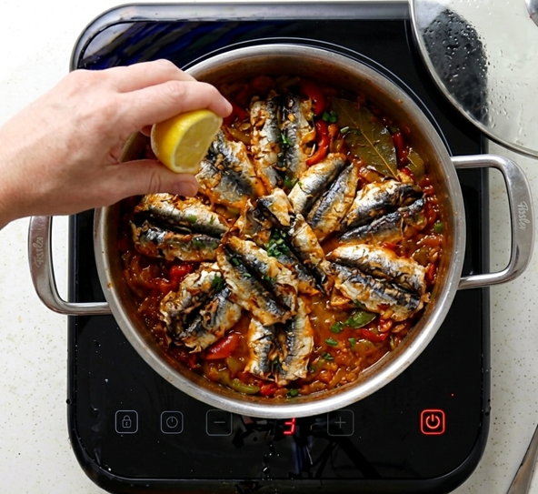 Moraga de sardinas a la malagueña, sofrito corto y pescado jugoso