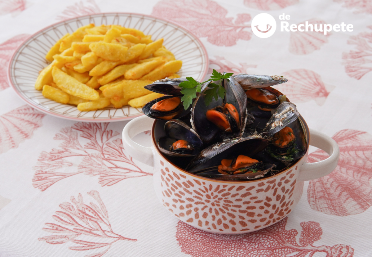 Moules-frites belgas, mejillones al vapor con patatas bien crujientes