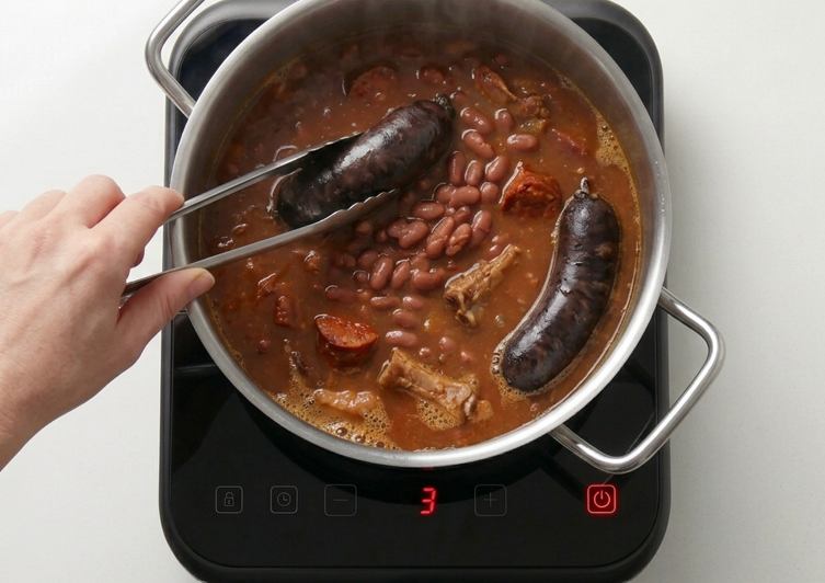 Olla ferroviaria de alubias, la putxera más clásica para cocinar a fuego lento