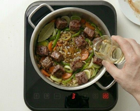 Olla ferroviaria de patatas con carne, el guiso ferroviario más directo