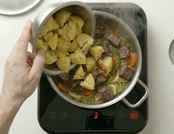 Olla ferroviaria de patatas con carne, el guiso ferroviario más directo