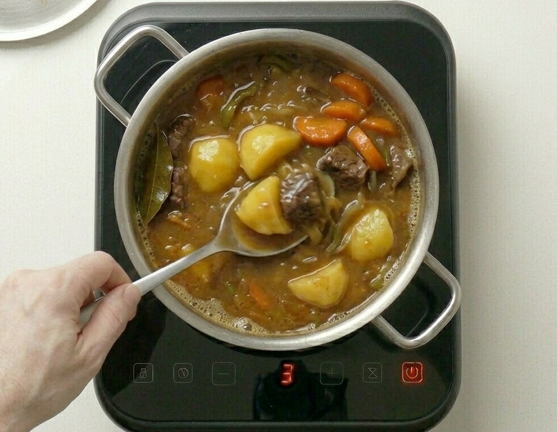 Olla ferroviaria de patatas con carne, el guiso ferroviario más directo