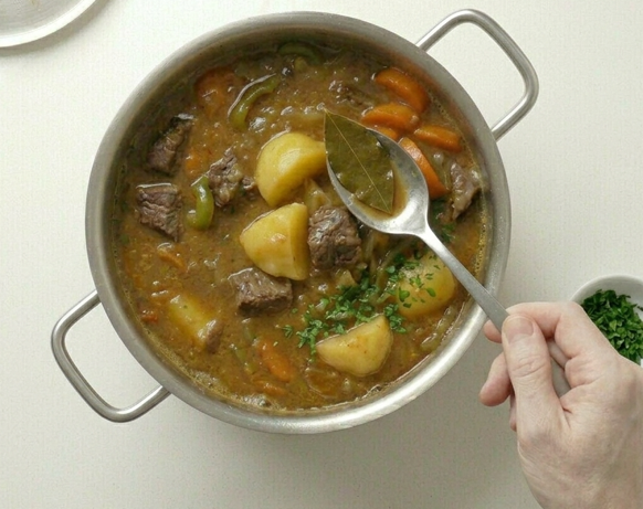 Olla ferroviaria de patatas con carne, el guiso ferroviario más directo