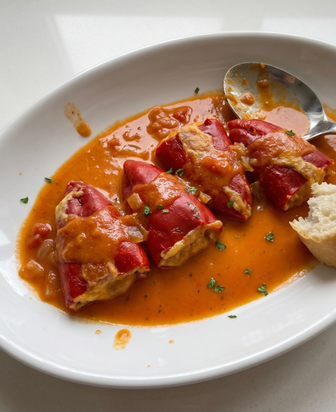 Pimientos rellenos a la riojana, un plato con salsa para mojar pan