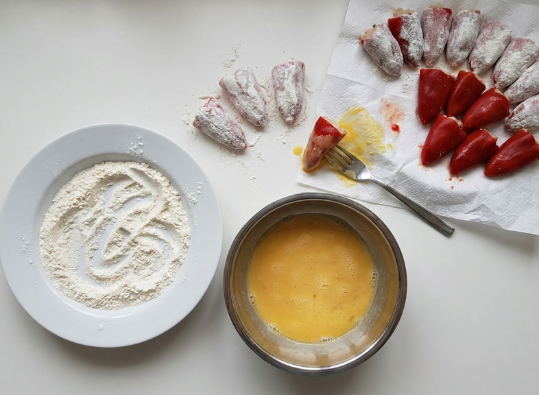 Pimientos rellenos a la riojana, un plato con salsa para mojar pan