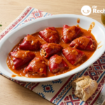 Pimientos rellenos a la riojana, un plato con salsa para mojar pan