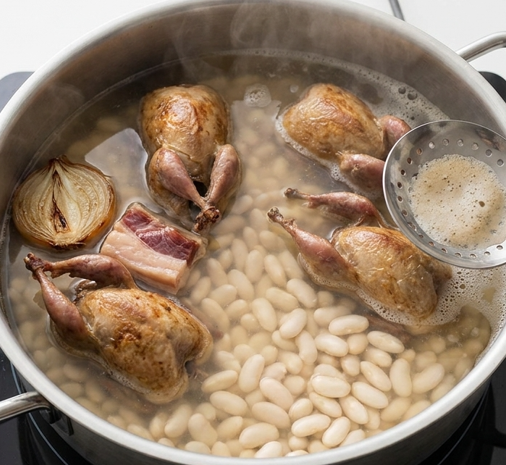 Pochas con codornices. Receta riojana de cuchara para comer bien