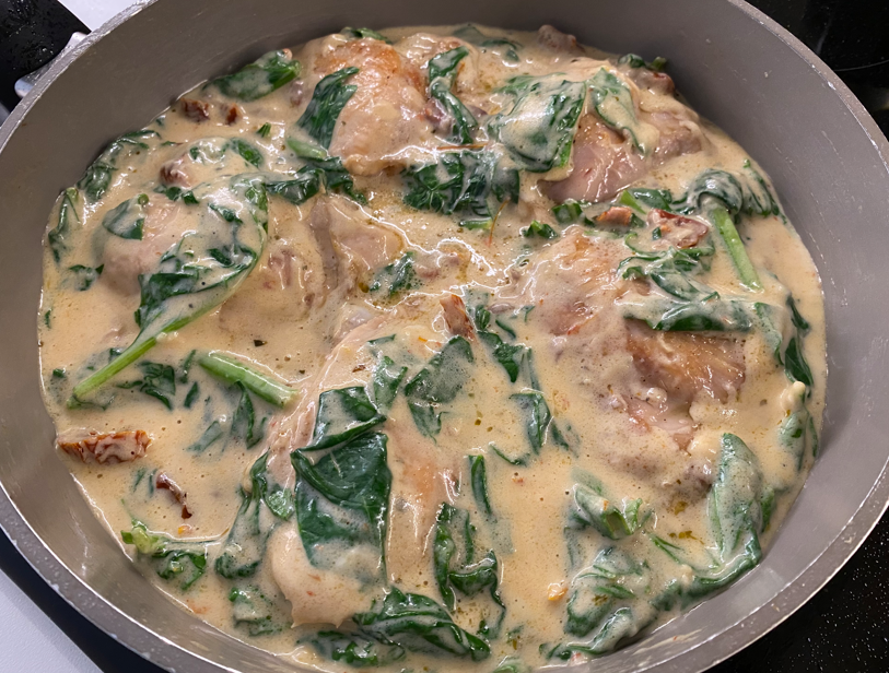 Pollo a la toscana: receta cremosa con tomate seco y espinacas fácil y rápida