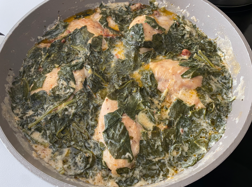 Pollo a la toscana: receta cremosa con tomate seco y espinacas fácil y rápida