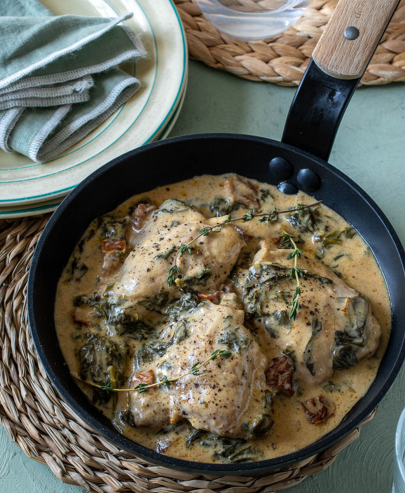 Pollo a la toscana: receta cremosa con tomate seco y espinacas fácil y rápida