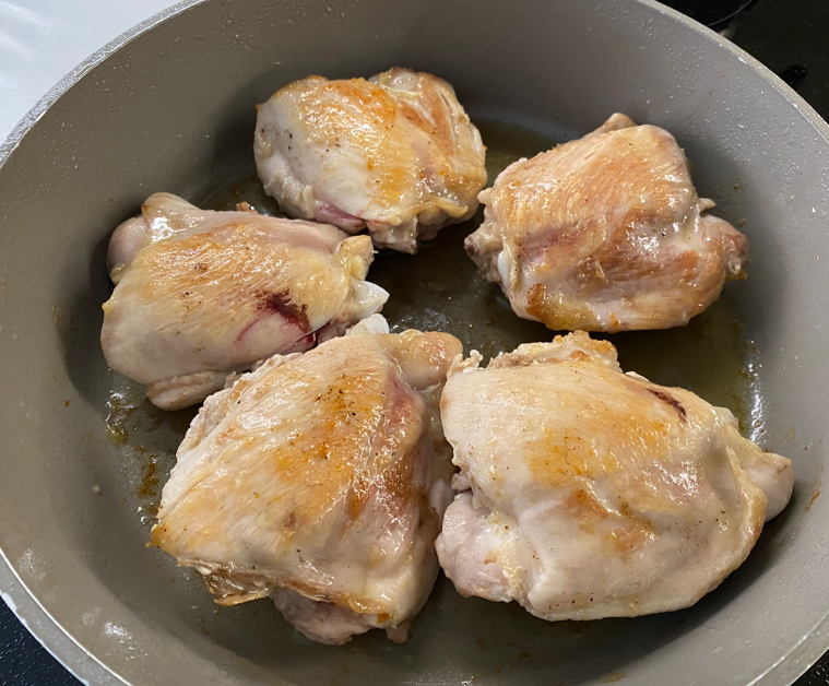 Pollo a la toscana: receta cremosa con tomate seco y espinacas fácil y rápida
