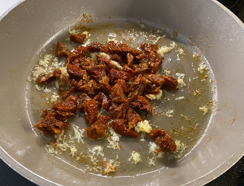 Pollo a la toscana: receta cremosa con tomate seco y espinacas fácil y rápida