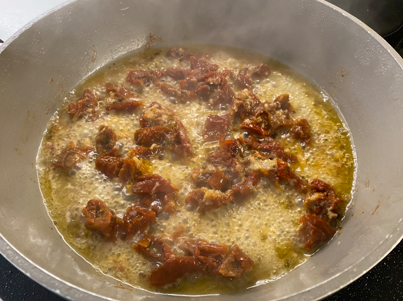 Pollo a la toscana: receta cremosa con tomate seco y espinacas fácil y rápida