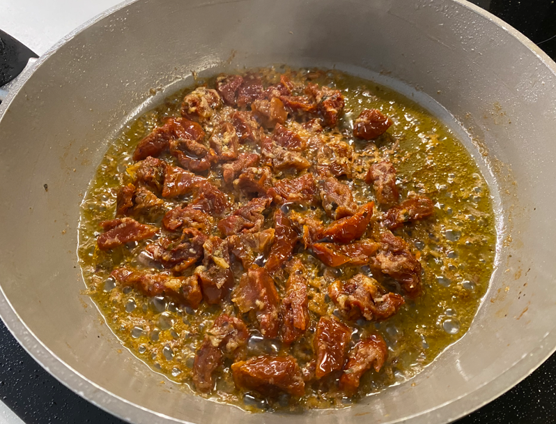 Pollo a la toscana: receta cremosa con tomate seco y espinacas fácil y rápida