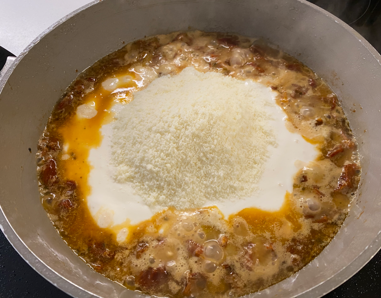 Pollo a la toscana: receta cremosa con tomate seco y espinacas fácil y rápida