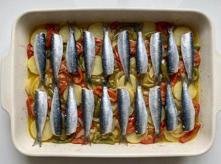 Sardinas a la portuguesa, al horno con patatas y verduras