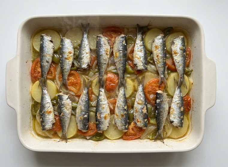Sardinas a la portuguesa, al horno con patatas y verduras