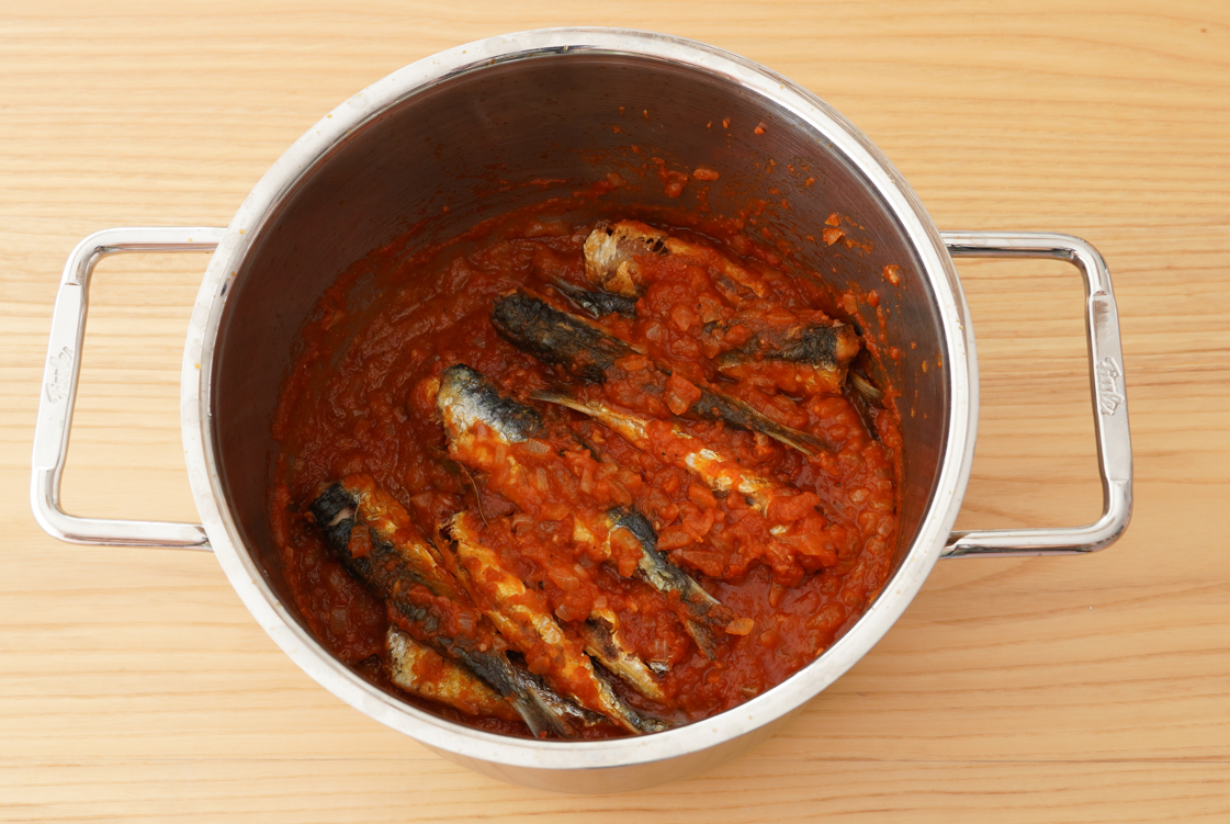 Sardinas con tomate, una receta fácil para disfrutar del pescado azul