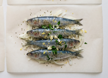 Sardinas en papillote, la forma más limpia de asarlas en casa