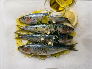 Sardinas en papillote, la forma más limpia de asarlas en casa