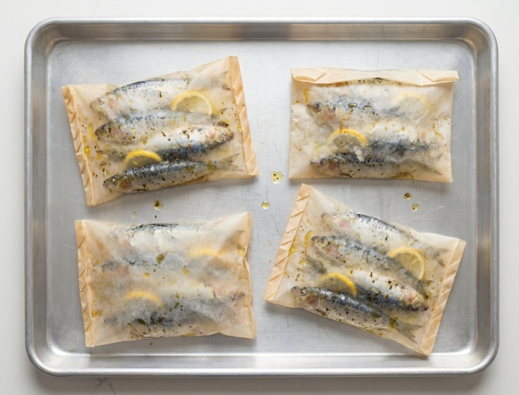 Sardinas en papillote, la forma más limpia de asarlas en casa