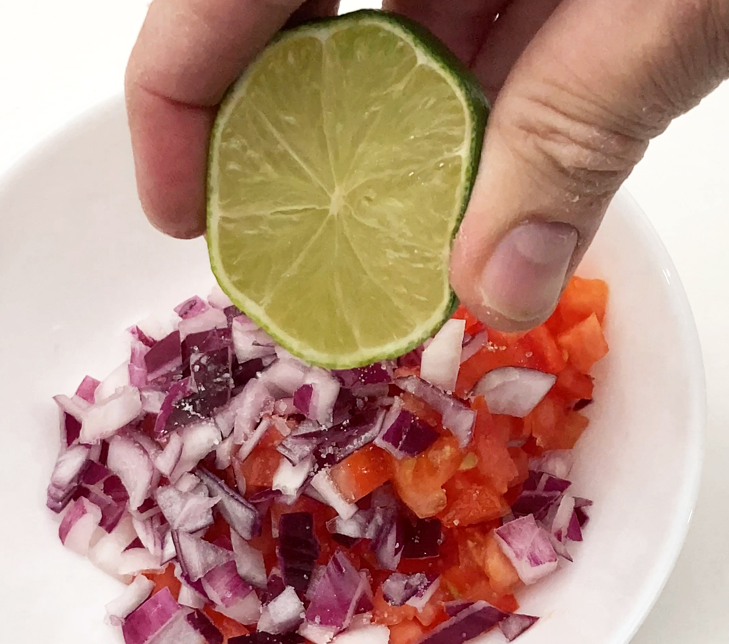 Taco rice. Receta japonesa fácil con arroz, carne picada y sabor tex-mex