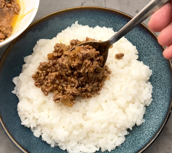 Taco rice. Receta japonesa fácil con arroz, carne picada y sabor tex-mex