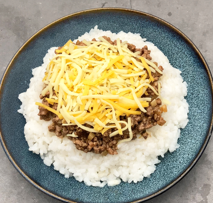 Taco rice. Receta japonesa fácil con arroz, carne picada y sabor tex-mex