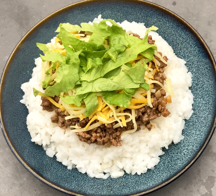 Taco rice. Receta japonesa fácil con arroz, carne picada y sabor tex-mex